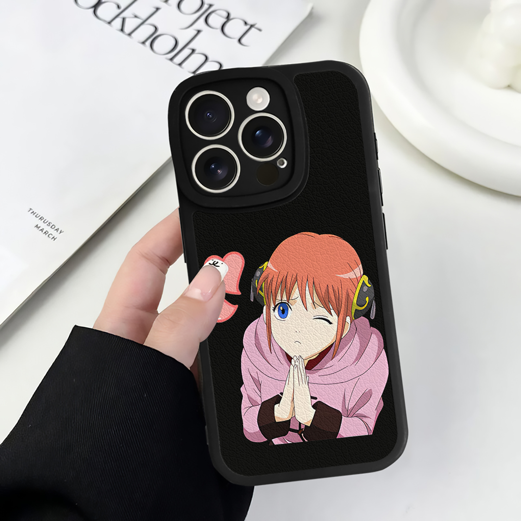 （画像用） ぎんたま 坂田銀時（さかたぎんとき） 神楽 志村新八（しむら しんぱち） GINTAMA Sakata Gintoki Kagura Shimura Shinpachi 【iPhone 16シリーズ対応】シリコンスマホケース（レザー調） 材質：シリコン